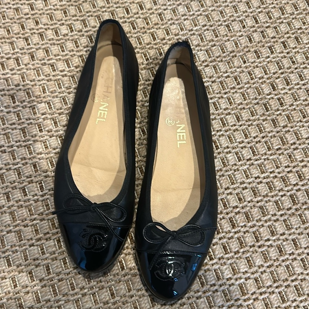 CHANEL black lambskin patent toe ballerina flat
